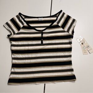 No Boundaries Black, White, and Tan Striped Short Sleeve Top (12-14 Large)
